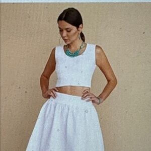 Size M white cotton pull on skirt 
Lined